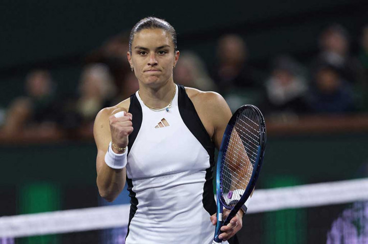 Dalam pertandingan yang terhenti dua kali karena hujan, pemain peringkat sembilan Yunani, Sakkari menyia-nyiakan tiga match point pada set kedua namun menyamakan kedudukan pada set ketiga untuk kemudian menang 6-4, 6-7 (5/7), 6-2.