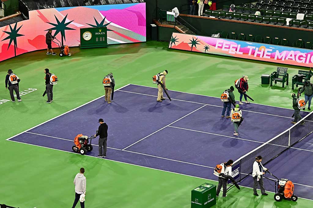 Pertandingan kedua petenis sempat terhenti dua kali karena hujan.