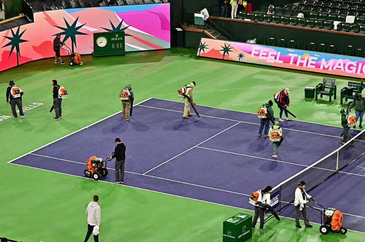 Pertandingan kedua petenis sempat terhenti dua kali karena hujan.