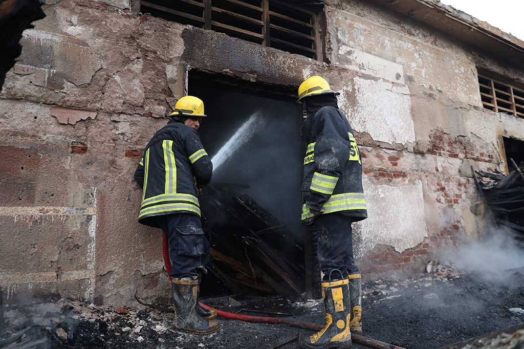Penyebab kebakaran masih belum diketahui, dan petugas pemadam kebakaran membutuhkan lebih dari enam jam untuk memadamkannya.