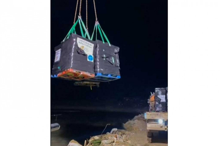 Sebuah kapal bantuan kemanusiaan, Jumat, 15 Maret 2024, tiba di pantai Gaza utara dan mulai menurunkan kiriman bantuan, yang pertama dari serangkaian pengiriman yang direncanakan.