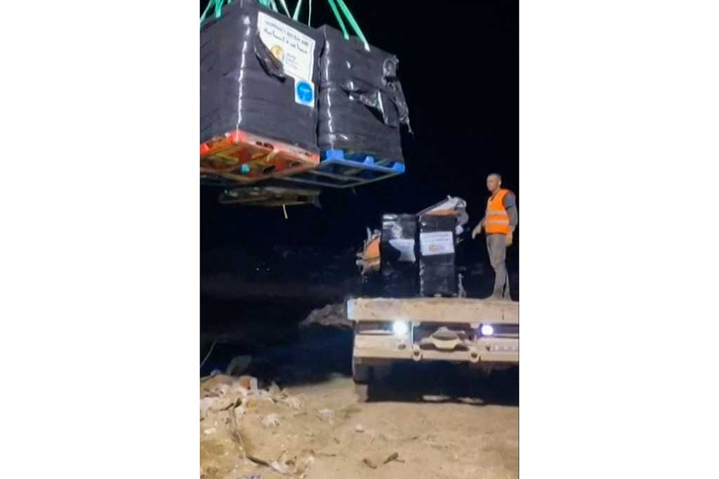 Pengiriman tersebut merupakan uji coba jalur laut dari Pelabuhan Larnaca, Yunani, di pemerintahan Siprus Yunani, ke Gaza untuk memasok bantuan kepada warga Palestina di bawah pengawasan internasional, termasuk AS dan Uni Eropa.