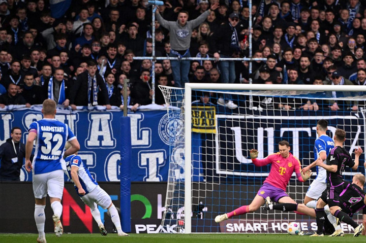 Darmstadt memperoleh gol hiburan dua menit berselang melalui sepakan keras Oscar Vilhelmsson yang mengoyak sisi kanan gawang Neuer. Hingga wasit meniup peluit panjang pertandingan skor 5-2 untuk keunggulan Bayern Muenchen bertahan.