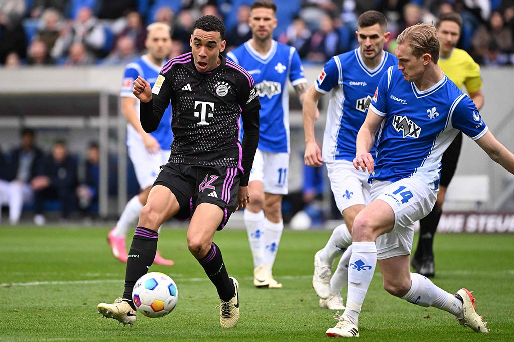 Sepuluh menit kemudian, Musiala kembali memberikan ancaman dengan mengirimkan umpan terobosan ke dalam kotak penalti. Serge Gnabry yang mendapat ruang tembak melesatkan bola ke sudut kiri gawang untuk membawa Muenchen unggul 4-1.