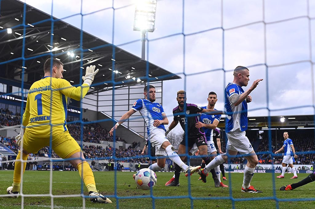 Pada menit ke-93, Mathys Tel menambah keunggulan Die Rotten usai memanfaatkan bola liar dari dalam kotak penalti untuk memperdaya Schuhen. Skor 5-1.