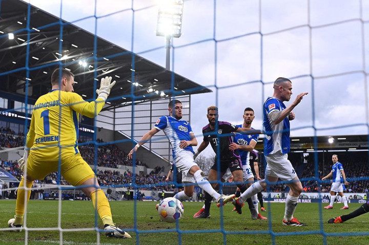 Pada menit ke-93, Mathys Tel menambah keunggulan Die Rotten usai memanfaatkan bola liar dari dalam kotak penalti untuk memperdaya Schuhen. Skor 5-1.