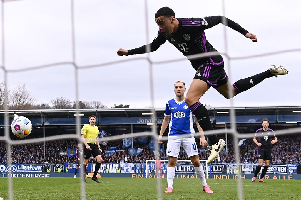 Tak butuh waktu lama buat Die Rotten menyamakan kedudukan. Di menit ke-36, umpan Kane dimanfaatkan oleh Musiala untuk memperdaya kiper Marcel Schuhen dan mengubah kedudukan menjadi 1-1.