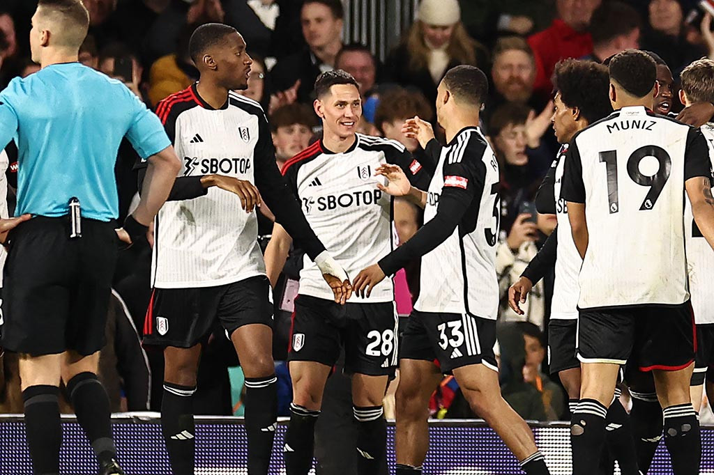 Sasa Lukic lantas menggandakan keunggulan Fulham pada menit ke-49. Diawali Alex Iwobi yang menyodorkan bola kepada Timothy Castagne untuk diteruskan menjadi umpan silang mendatar, Lukic kemudian berada di posisi yang tepat untuk menyambar bola dan mengonversinya menjadi gol. Itu sekaligus merupakan gol perdana Lukic sebagai pemain Fulham.