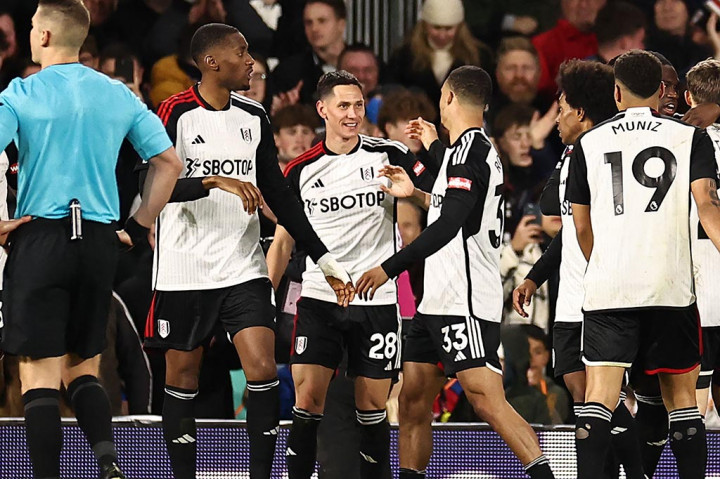 Sasa Lukic lantas menggandakan keunggulan Fulham pada menit ke-49. Diawali Alex Iwobi yang menyodorkan bola kepada Timothy Castagne untuk diteruskan menjadi umpan silang mendatar, Lukic kemudian berada di posisi yang tepat untuk menyambar bola dan mengonversinya menjadi gol. Itu sekaligus merupakan gol perdana Lukic sebagai pemain Fulham.