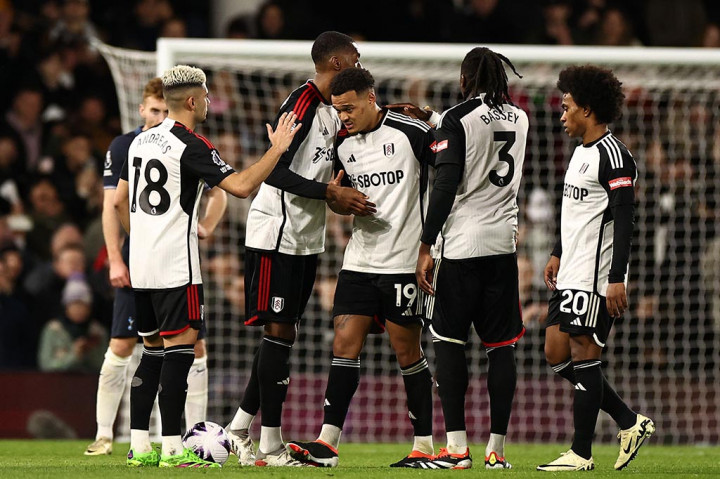 Muniz kemudian mengukir gol keduanya di laga ini pada menit ke-62. Dari situasi tendangan sudut, bola disundul Joao Palminha untuk ditembakkan Calvin Bassey yang masih dapat ditahan kiper Vicario. Namun Muniz menyambar bola pantul, dan mengungguli Radu Dragusin untuk memasukkan bola ke gawang tim tamu.