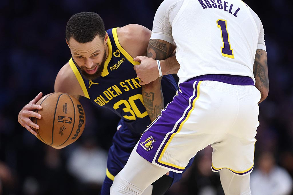 Stephen Curry kembali dari cedera pergelangan kaki untuk mencetak 31 poin dan pemain cadangan Klay Thompson menambahkan 26 poin untuk membawa Golden State mengalahkan Los Angeles Lakers 128-121 dalam pertandingan NBA pada hari Sabtu, 16 Maret 2024.