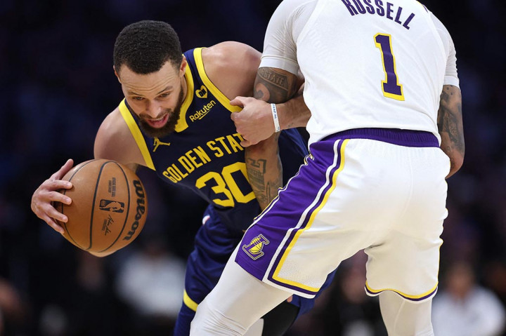 Stephen Curry kembali dari cedera pergelangan kaki untuk mencetak 31 poin dan pemain cadangan Klay Thompson menambahkan 26 poin untuk membawa Golden State mengalahkan Los Angeles Lakers 128-121 dalam pertandingan NBA pada hari Sabtu, 16 Maret 2024.