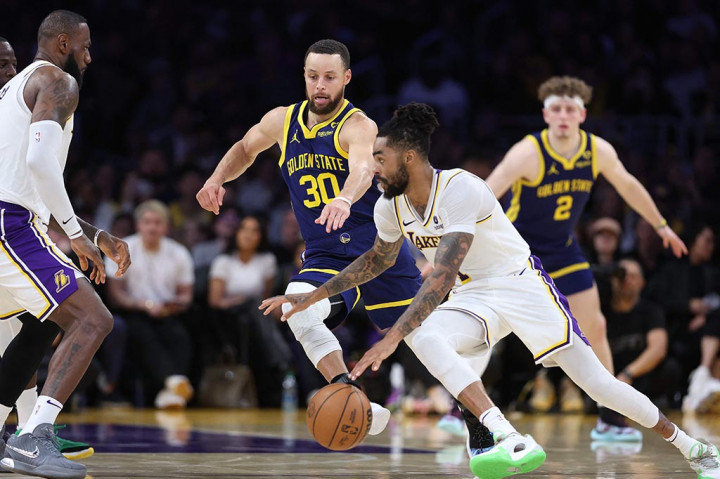 Lakers, yang kehilangan penyerang Anthony Davis setelah kuarter pertama karena pukulan di mata kirinya, menyia-nyiakan penampilan 40 poin LeBron James saat kalah dari Warriors.