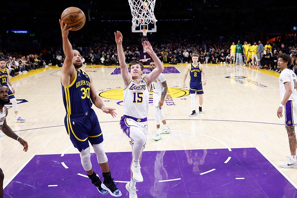 Guard berusia 36 tahun dan juara NBA empat kali itu kembali dengan cara yang spektakuler, menambahkan enam rebound dan lima assist sambil memasukkan 12 dari 24 tembakan dari lantai, dan 3 dari 10 dari jarak 3 poin.