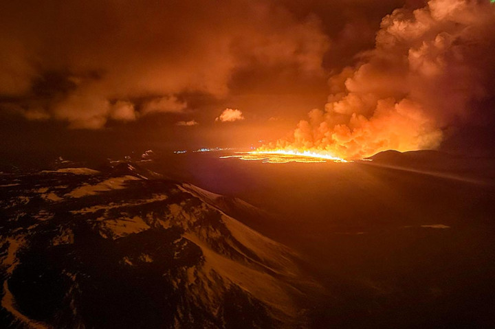 Tepat setelah pukul 22.00 GMT, bagian depan lava selatan hanya berjarak 200 meter dari penghalang di sisi timur Grindavik dan bergerak dengan kecepatan sekitar satu km per jam.