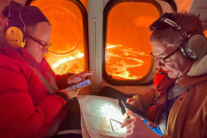 Departemen Perlindungan Sipil dan Manajemen Darurat Islandia mengumumkan telah mengirim helikopter untuk mempersempit lokasi pasti retakan baru tersebut. Pihak berwenang juga mengatakan polisi telah mengumumkan keadaan darurat akibat letusan tersebut.