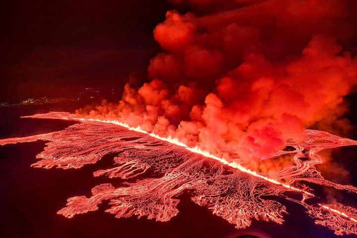 Letusan gunung berapi telah dimulai antara stora Skogfell dan Hagafell di Semenanjung Reykjanes, kata sebuah pernyataan dari Kantor Meteorologi Islandia (IMO). Gambar video langsung menunjukkan lava yang bersinar dan asap yang mengepul.