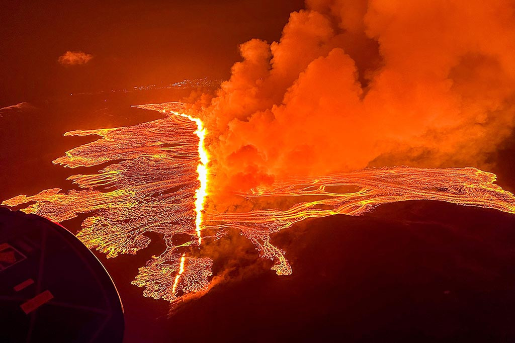 Polisi Islandia mengumumkan keadaan darurat pada hari Sabtu, 16 Maret 2024 ketika lahar dimuntahkan dari celah gunung berapi baru di semenanjung Reykjanes, letusan keempat yang melanda wilayah tersebut sejak Desember.