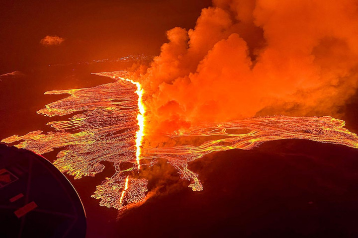 Polisi Islandia mengumumkan keadaan darurat pada hari Sabtu, 16 Maret 2024 ketika lahar dimuntahkan dari celah gunung berapi baru di semenanjung Reykjanes, letusan keempat yang melanda wilayah tersebut sejak Desember.