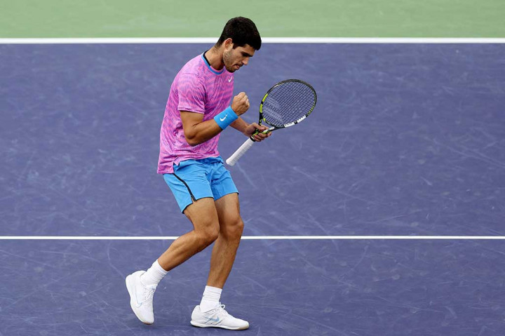 Juara bertahan Carlos Alcaraz memberi Jannik Sinner kekalahan pertamanya pada 2024, untuk kembali ke final Indian Wells ATP Masters, Minggu, 17 Maret 2024 WIB. Alcalraz mengalahkan petenis Italia itu dengan skor 1-6, 6-3, 6-2.