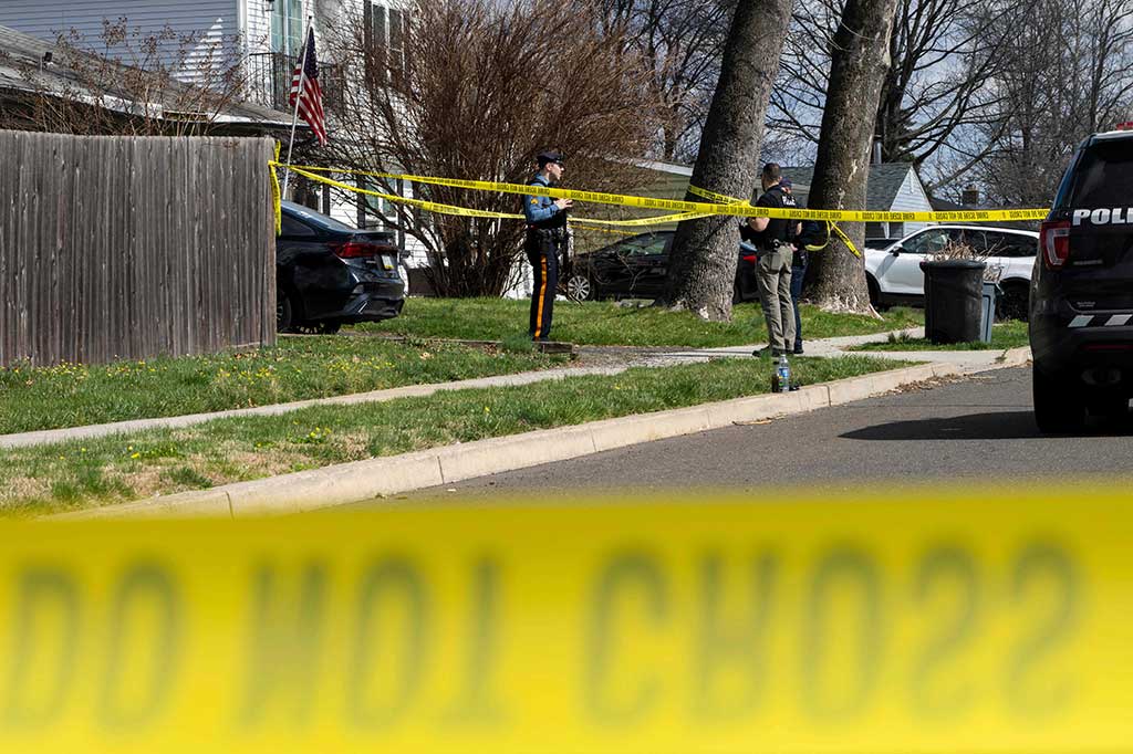 Pihak berwenang mengatakan Gordon, yang diyakini tunawisma, memulai hari itu dengan membajak sebuah kendaraan di Trenton sebelum berkendara sekitar 40 mil (65 kilometer) ke Levittown, pinggiran utara Philadelphia. Di sana, kata polisi, tersangka membunuh dua orang – yang diidentifikasi sebagai ibu tirinya yang berusia 52 tahun dan saudara perempuannya yang berusia 13 tahun.