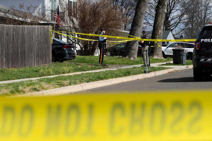 Pihak berwenang mengatakan Gordon, yang diyakini tunawisma, memulai hari itu dengan membajak sebuah kendaraan di Trenton sebelum berkendara sekitar 40 mil (65 kilometer) ke Levittown, pinggiran utara Philadelphia. Di sana, kata polisi, tersangka membunuh dua orang – yang diidentifikasi sebagai ibu tirinya yang berusia 52 tahun dan saudara perempuannya yang berusia 13 tahun.