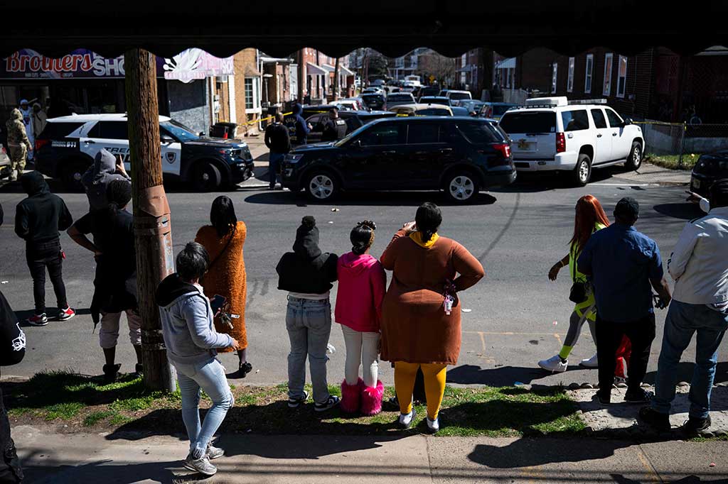 Tersangka kemudian pergi ke rumah terdekat di mana dia menerobos masuk sebelum menembak dan membunuh seorang wanita berusia 25 tahun – yang menurut Schorn adalah ibu dari dua anaknya – sebelum memukul ibunya dengan popor senapannya.