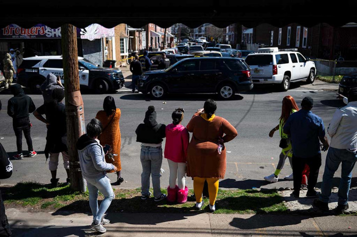 Tersangka kemudian pergi ke rumah terdekat di mana dia menerobos masuk sebelum menembak dan membunuh seorang wanita berusia 25 tahun – yang menurut Schorn adalah ibu dari dua anaknya – sebelum memukul ibunya dengan popor senapannya.