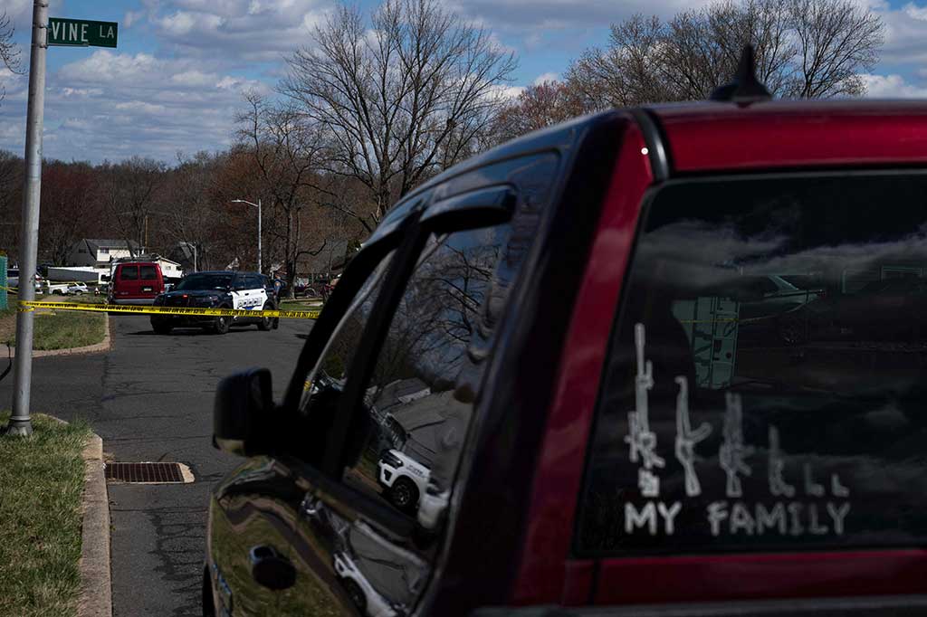 Direktur Polisi Trenton Steve Wilson mengatakan Gordon tidak terluka dan sedang berjalan ketika petugas patroli mendekatinya. Tidak jelas apakah dia pernah berada di rumah yang diyakini polisi bahwa dia dibarikade.