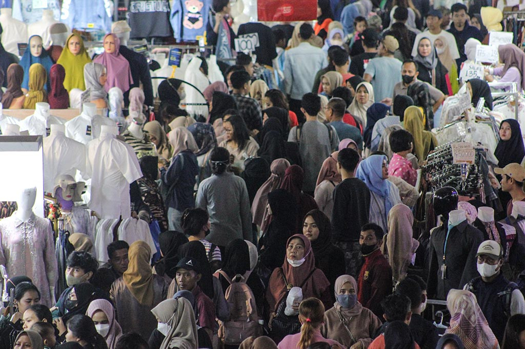 Di akhir pekan minggu pertama Ramadan, masyarakat memadati Pasar Tanah Abang, Jakarta Pusat, pada Minggu, 17 Maret 2024. Pengunjung terpantau padat sejak pukul 13.00 WIB.