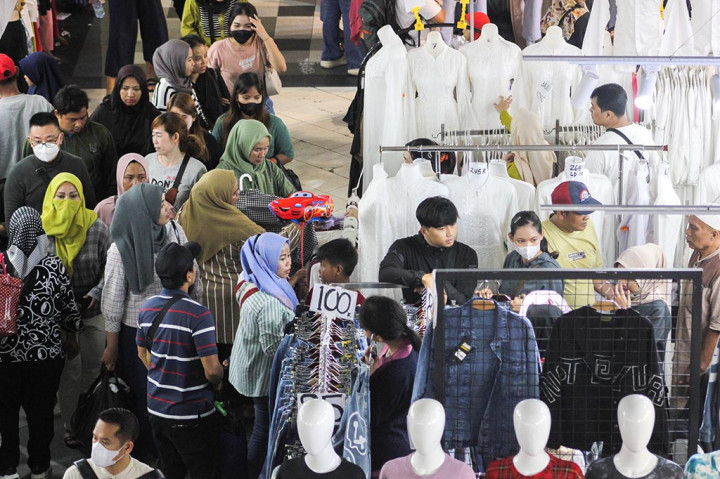 Pantauan Medcom.id, pengunjung membanjiri pusat perdagangan tekstil terbesar di Asia Tenggara itu pada siang hari, tepatnya di Gedung Blok A dan juga Blok B.