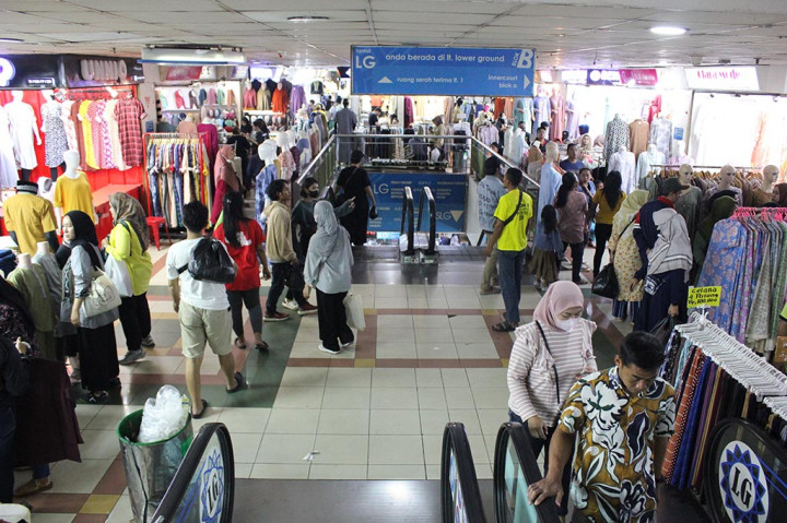 Di pasar ini, para pedagang menjajakan barang dagangan yang bervariasi. Mulai dari pakaian pria, pakaian wanita, busana muslim, hingga berbagai makanan atau cemilan. Tidak hanya itu, para pedagang juga memberikan tawaran harga yang menarik. Tak heran jika banyak masyarakat yang datang untuk berbelanja.