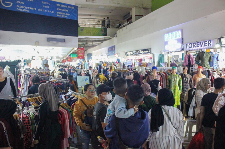 Widya juga mengaku harga yang ditawarkan sangat relevan, bahkan ia juga tertarik dengan harga diskon yang ada di pasar tersebut.