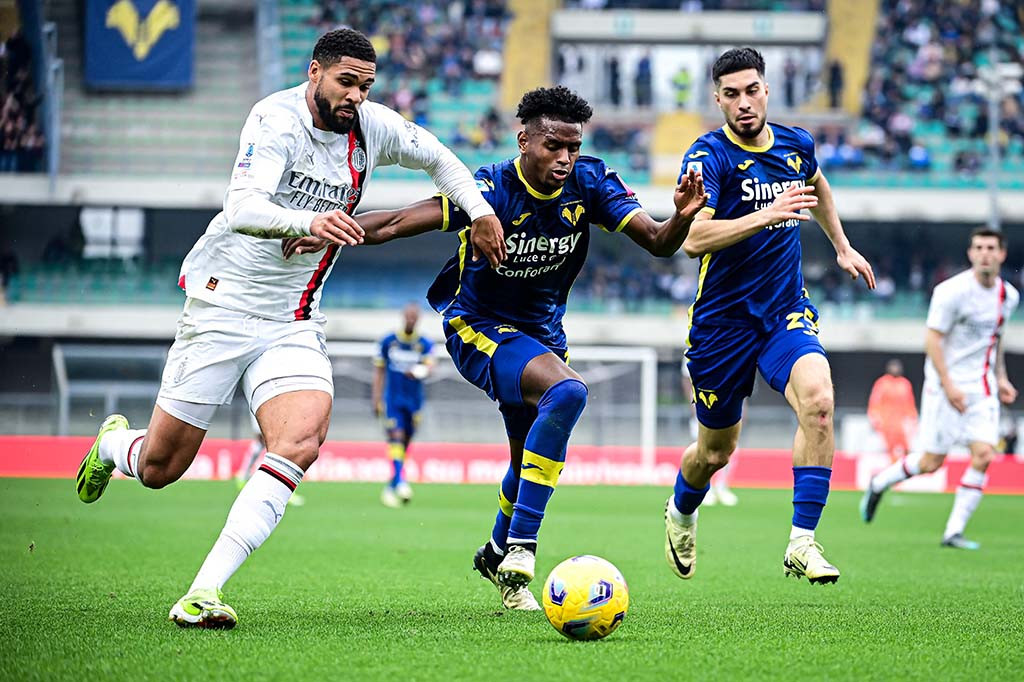 AC Milan melanjutkan tren positif mereka setelah membawa pulang tiga poin dari markas Hellas Verona setelah menang dengan skor 3-1 dalam lanjutan Serie A pekan ke-29 di Stadion Marc-Antonio Bentegodi pada Minggu, 17 Maret 2024 malam WIB.