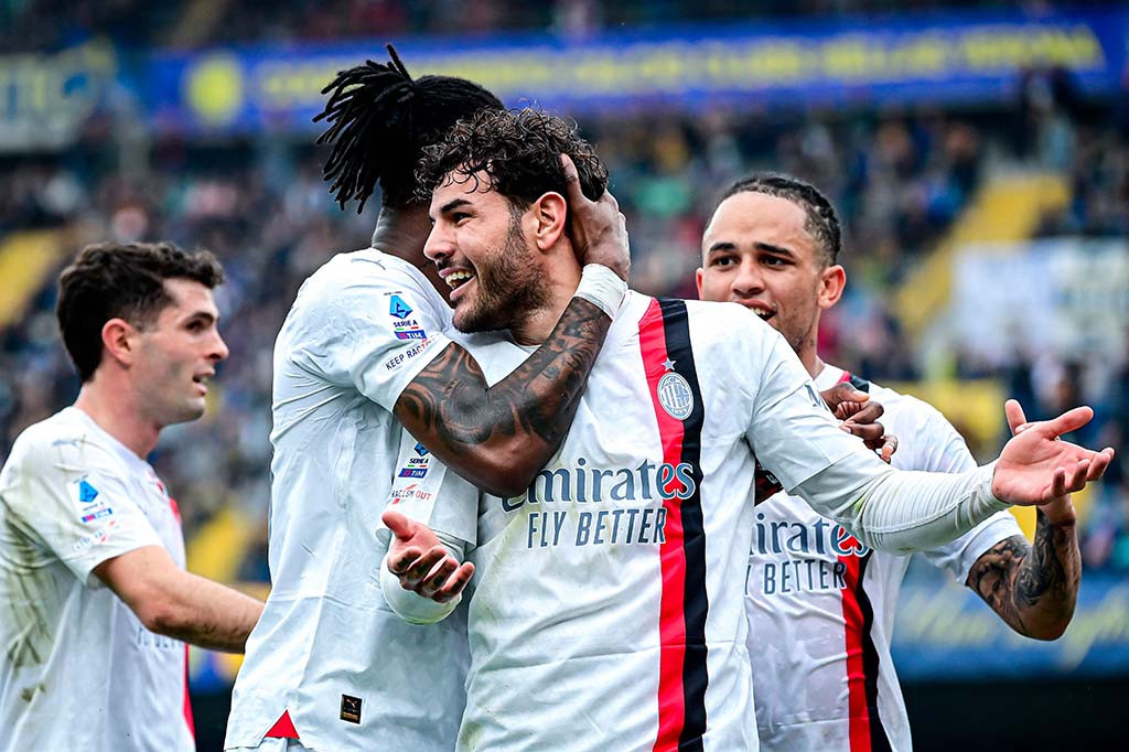 Tim tamu membuka keunggulan pada menit ke-44 melalui aksi Theo Hernandez. Operan mendatar Rafael Leao diteruskan Hernandez dengan menyisir sayap kiri, melewati pemain bertahan Verona sebelum menyelesaikan dengan tendangan dari sudut sempit. Milan unggul 1-0 atas Verona.