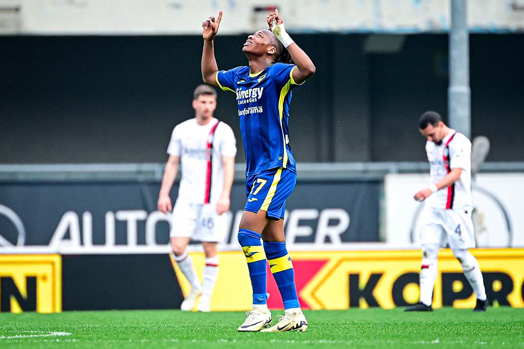 Verona bisa memperkecil ketertinggalan pada menit ke-64. Bermula dari sapuan lini pertahanan Milan, bola kemudian dikontrol Noslin sebelum menuntaskan dengan tembakan keras dari dalam area penalti. Skor menjadi 2-1.