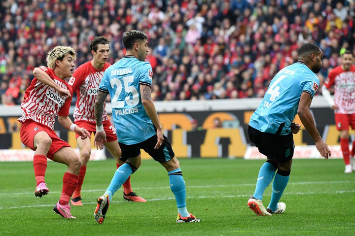 Tak perlu waktu lama untuk tuan rumah Freiburg menyamakan kedudukan. Di menit ke-10, umpan terobosan Lucas Holer mampu dimaksimalkan lewat sepakan dari dalam kotak penalti Ritsu Doan dan membuat kedudukan kembali berimbang 1-1.