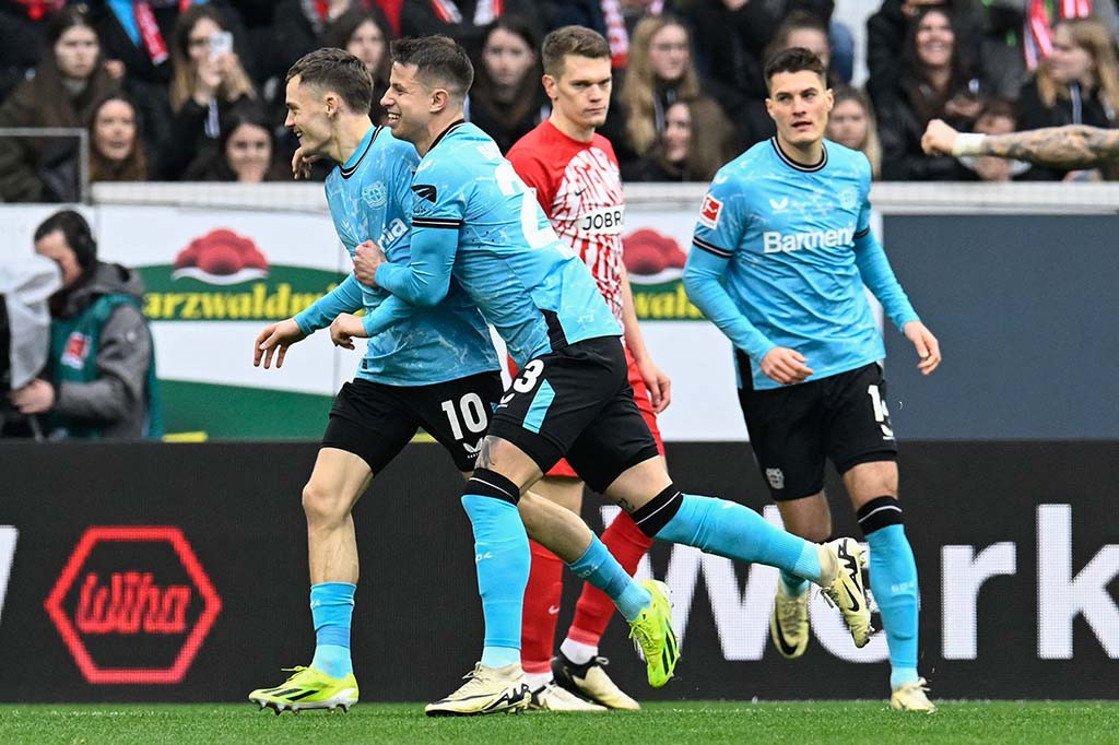 Memulai babak pertama, Leverkusen langsung unggul cepat pada menit ke-2. Umpan terobosan Alejandro Grimaldo dengan tenang dituntaskan oleh Florian Wirtz yang bebas penjagaan di dalam kotak penalti. Leverkusen unggul 1-0.