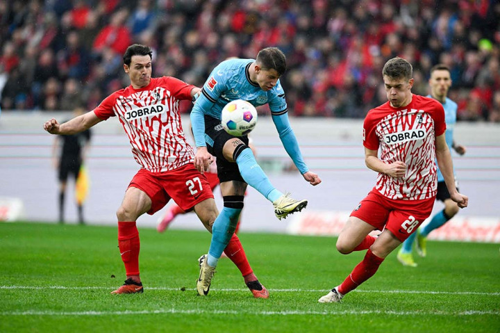 Hampir menuju akhir babak pertama tepatnya di menit ke-40, Adam Hlozek melepaskan sontekan usai memanfaatkan bola liar di depan gawang Noah Atubolu. Leverkusen unggul 2-1.