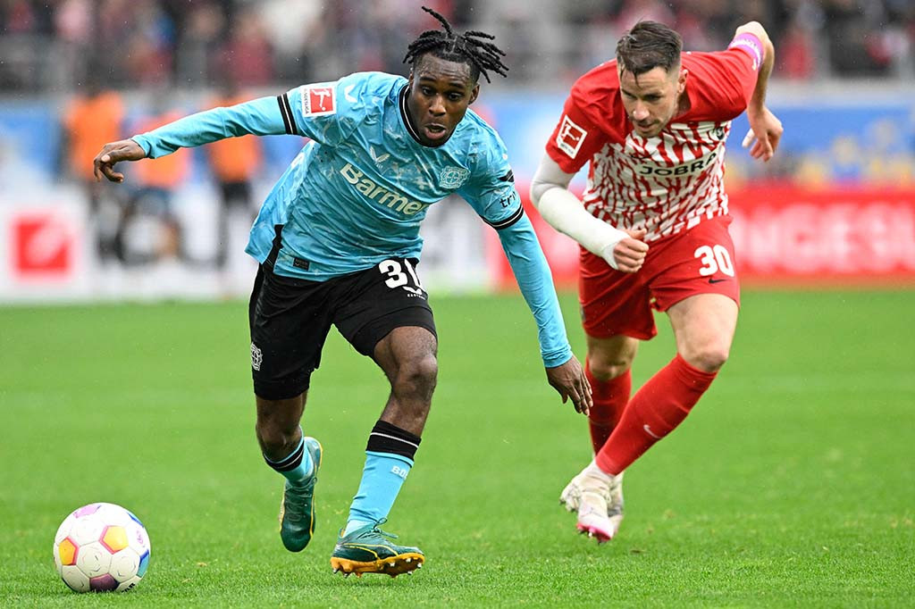 Di babak kedua, Freiburg mencoba keluar dari tekanan dengan memainkan bola-bola langsung ke depan. Namun petaka terjadi di menit ke-53, melalui skema serangan balik dari sisi kanan Jeremie Frimpong melepaskan umpan silang yang langsung ditanduk Patrick Shick ke sisi kanan gawang Atobolu. Leverkusen menjauh dengan keunggulan 3-1.