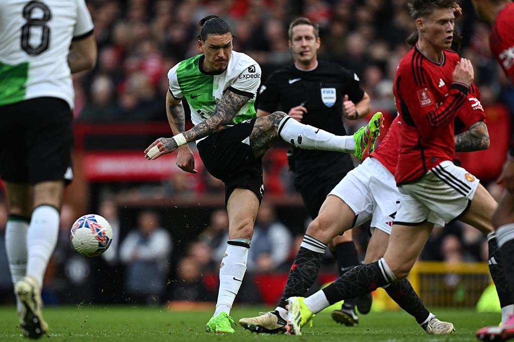 The Reds baru berhasil menyamakan kedudukan pada menit ke-44. Bek tengah Jarell Quansah terlibat dalam pembangunan serangan, yang kemudian mengoperkan bola untuk diteruskan Darwin Nunez. Bola disodorkan penyerang Uruguay itu kepada Alexis Mac Allister, yang sepakannya sedikit terdefleksi Kobbie Mainoo untuk kemudian mengecoh kiper Andre Onana.