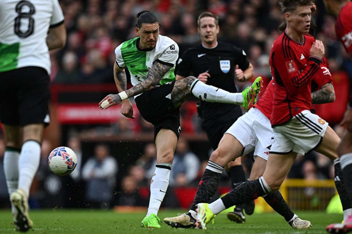 The Reds baru berhasil menyamakan kedudukan pada menit ke-44. Bek tengah Jarell Quansah terlibat dalam pembangunan serangan, yang kemudian mengoperkan bola untuk diteruskan Darwin Nunez. Bola disodorkan penyerang Uruguay itu kepada Alexis Mac Allister, yang sepakannya sedikit terdefleksi Kobbie Mainoo untuk kemudian mengecoh kiper Andre Onana.