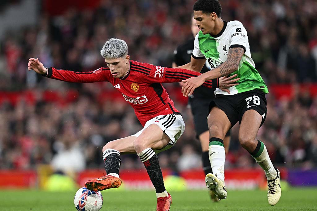 Pada tambahan waktu, United mengancam lebih awal melalui sepakan Garnacho yang hanya bersarang ke sisi kanan luar gawang Kelleher. Namun justru gawang United kemasukan pada menit ke-105, saat sepakan Elliot dari luar kotak penalti terdefleksi kaki Christian Eriksen untuk berikutnya mengecoh Onana dan masuk ke gawang tuan rumah. 3-2 untuk Liverpool.