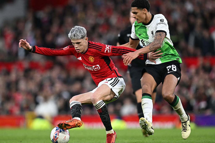 Pada tambahan waktu, United mengancam lebih awal melalui sepakan Garnacho yang hanya bersarang ke sisi kanan luar gawang Kelleher. Namun justru gawang United kemasukan pada menit ke-105, saat sepakan Elliot dari luar kotak penalti terdefleksi kaki Christian Eriksen untuk berikutnya mengecoh Onana dan masuk ke gawang tuan rumah. 3-2 untuk Liverpool.