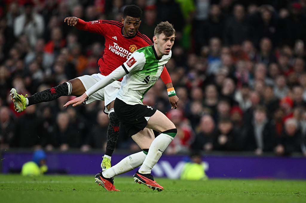 Manchester United memastikan lolos ke semifinal Piala FA, setelah memenangi laga dramatis atas musuh bebuyutan Liverpool dengan skor 4-3, pada pertandingan perempat final di Old Trafford, Manchester, Minggu, 17 Maret 2024.