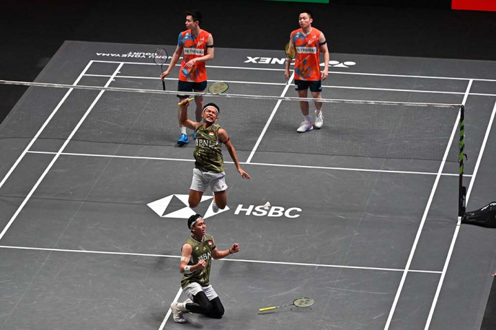 Mengenai jalannya pertandingan, gim pertama berlangsung cukup singkat dengan tempo 18 menit. Fajar/Rian, yang merupakan unggulan ketujuh dalam turnamen ini, dengan solid mampu memegang keunggulan dari awal gim dengan margin yang cukup jauh dari Chia/Soh 6-1, hingga merebut interval gim pertama dengan skor 11-6.