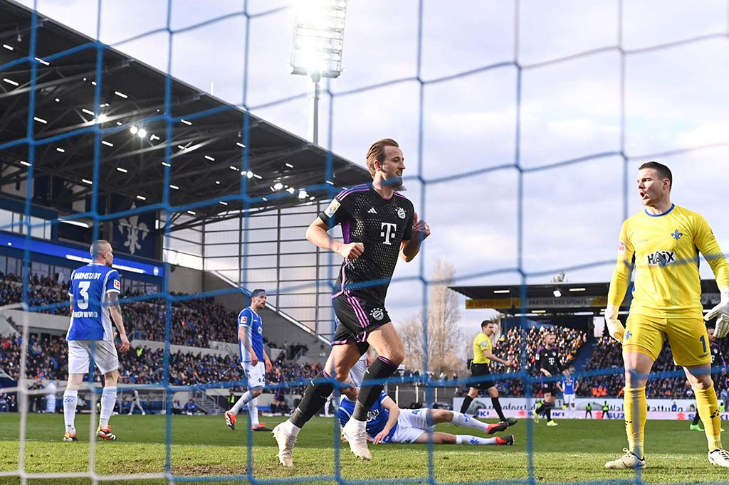 Penyerang Bayern Muenchen itu mengalami cedera pergelangan kaki usai mengantar timnya menang 5-2 atas Darmstadt. Pada laga itu, Kane mencetak gol ke-31 di Bundesliga musim ini untuk melampaui rekor gol terbanyak Uwe Seeler untuk satu musim debutnya.