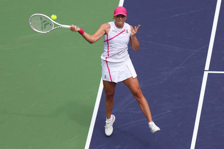 Petenis nomor satu dunia Iga Swiatek mengalahkan petenis Yunani Maria Sakkari 6-4, 6-0, untuk merebut gelar WTA Indian Wells keduanya, Minggu waktu setempat atau Senin, 18 Maret 2024 WIB.