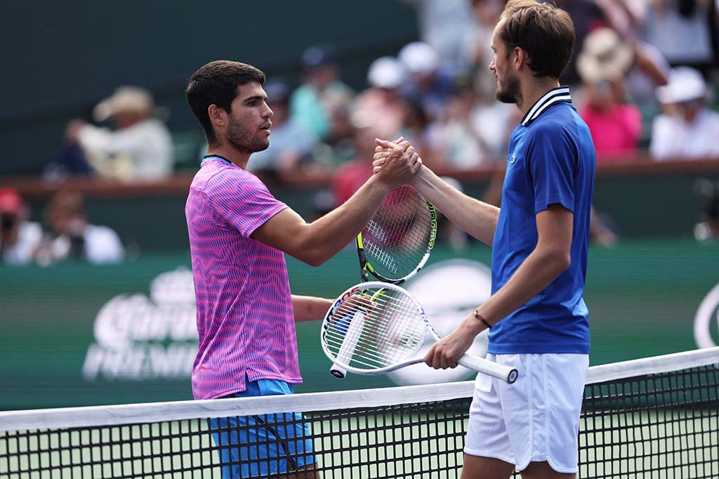 Carlos Alcaraz kembali ke performa terbaiknya dengan mengalahkan peringkat empat dunia Daniil Medvedev 7-6(5), 6-1 untuk mempertahankan gelar Indian Wells Masters, Minggu waktu setempat atau Senin, 18 Maret 2024 WIB.