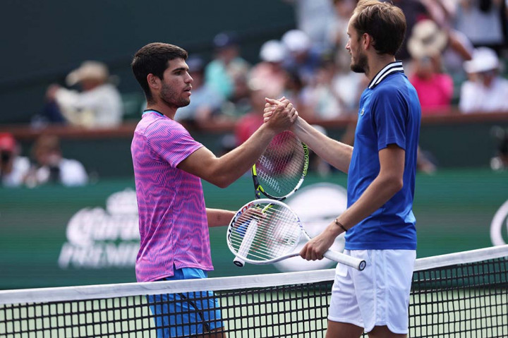 Carlos Alcaraz kembali ke performa terbaiknya dengan mengalahkan peringkat empat dunia Daniil Medvedev 7-6(5), 6-1 untuk mempertahankan gelar Indian Wells Masters, Minggu waktu setempat atau Senin, 18 Maret 2024 WIB.